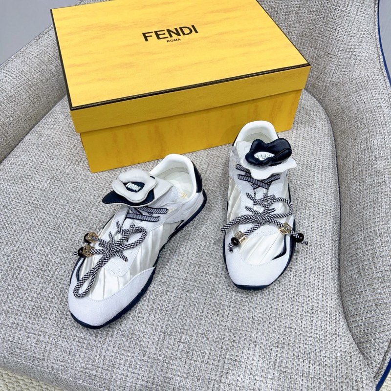 Стильные кроссовки FENDI с декоративными элементами