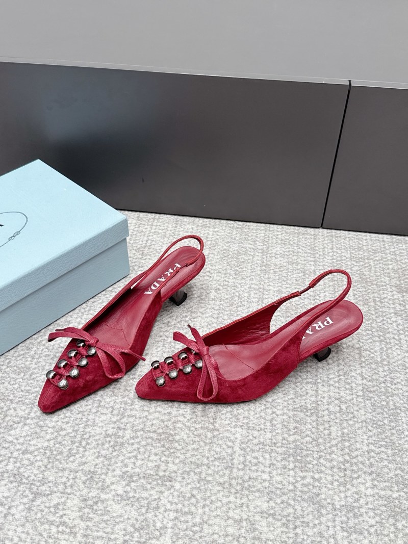 Женские красные замшевые туфли с каблуком и декором Prada