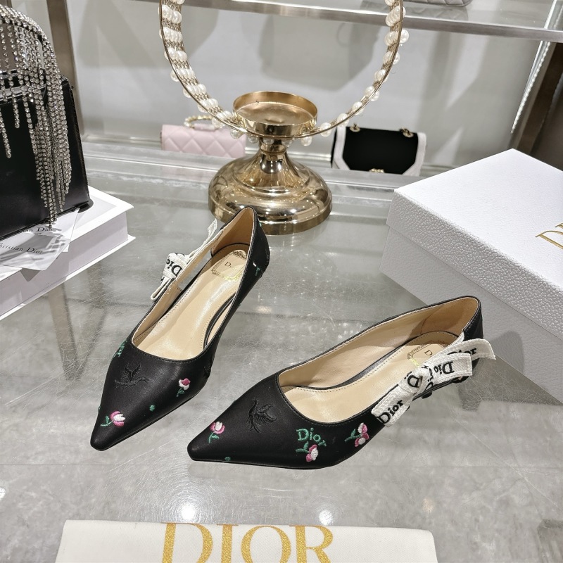 Женские туфли Dior с цветочной вышивкой