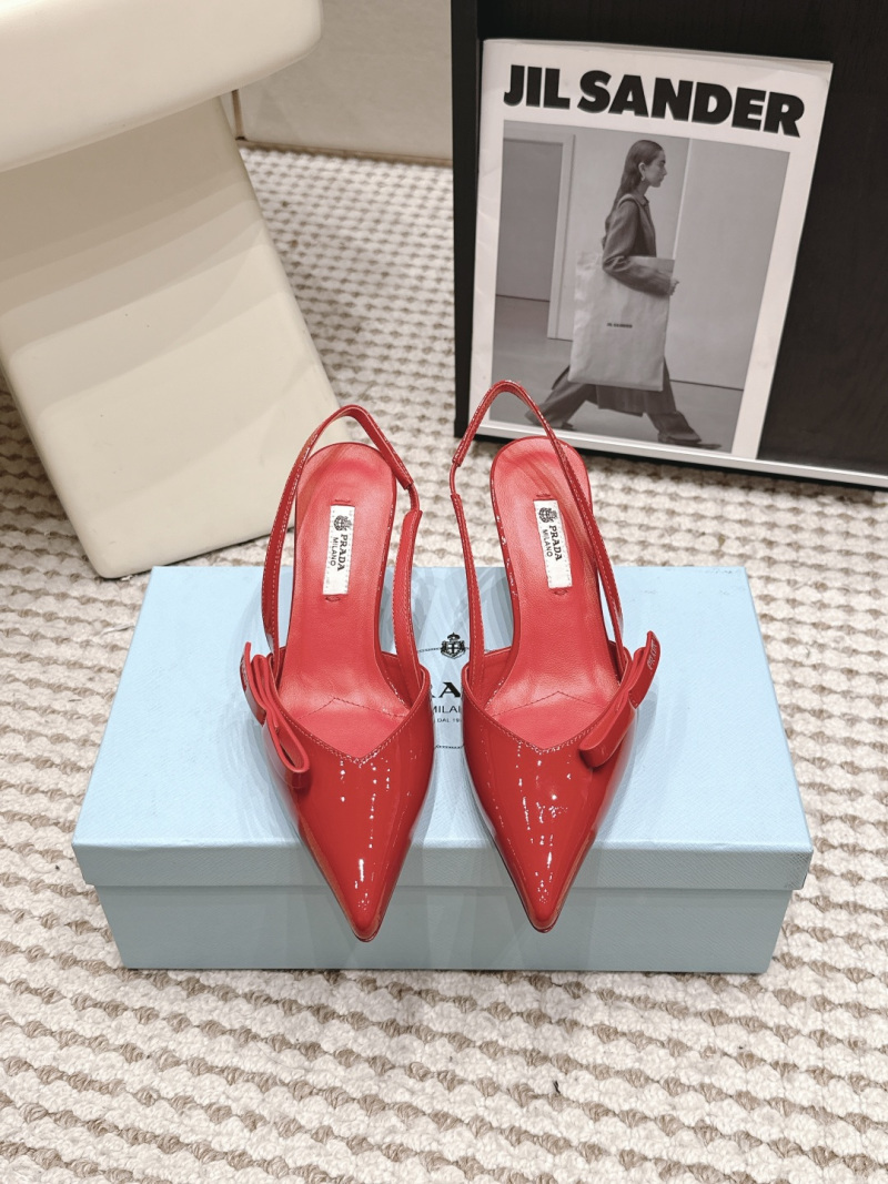 Женские туфли с острым носком и бантом Prada