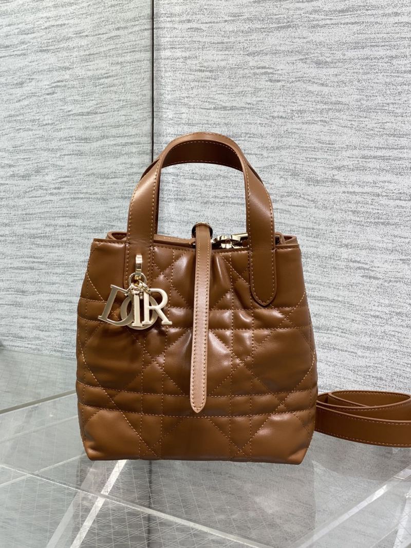 Сумка Dior с крестообразной строчкой и подвеской