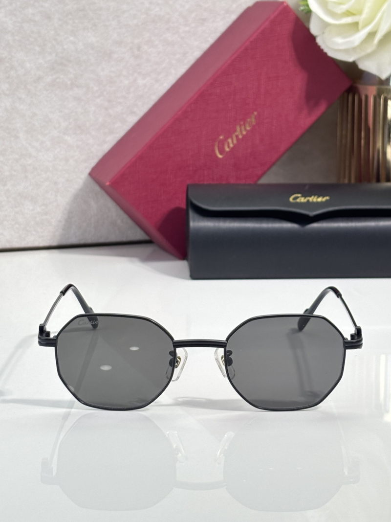 Солнцезащитные очки в темной оправе Cartier