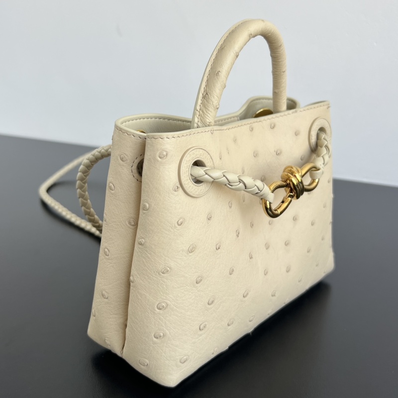 Сумка из страусиной кожи с ручками и декоративным замком Bottega Veneta