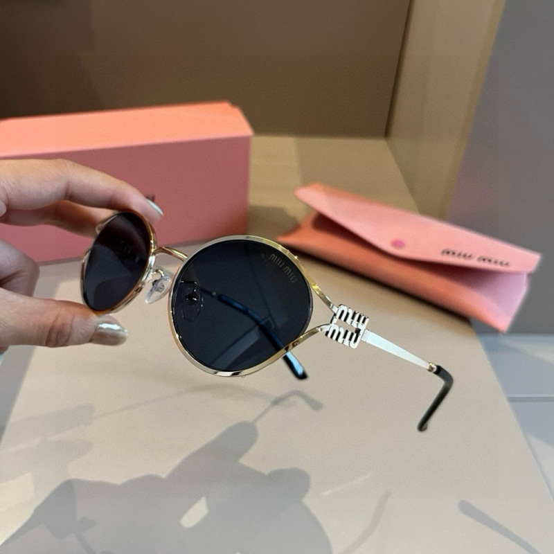Солнцезащитные очки Miu Miu в металлической оправе с затемненными стеклами