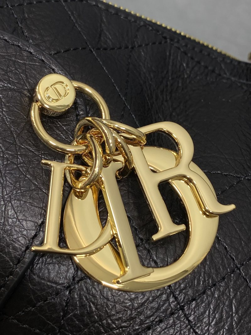 Черная кожаная сумка Dior с золотой фурнитурой
