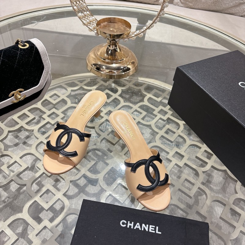 Женские сандалии с декоративным элементом "двойной логотип" Chanel