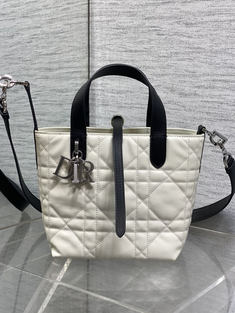 Сумка Dior с квилтингом и логотипом