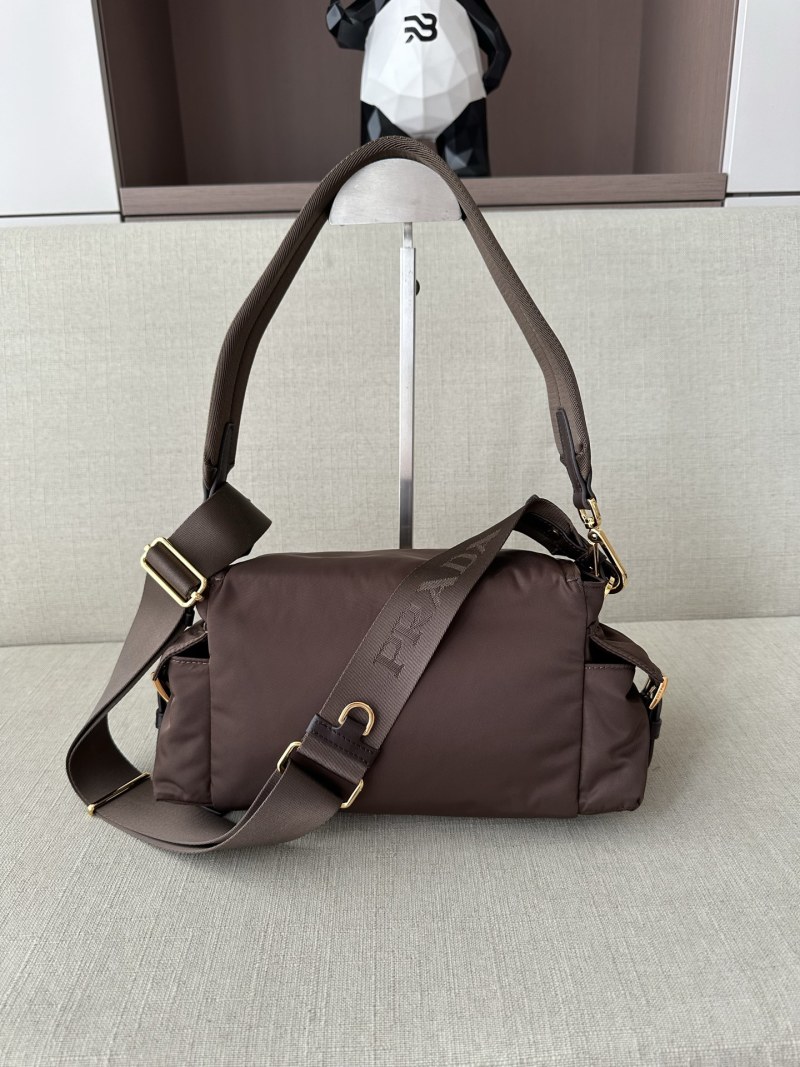 Сумка Prada Explore из регенерированного нейлона
