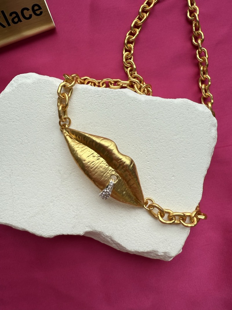 Золотистое колье в виде губ Schiaparelli