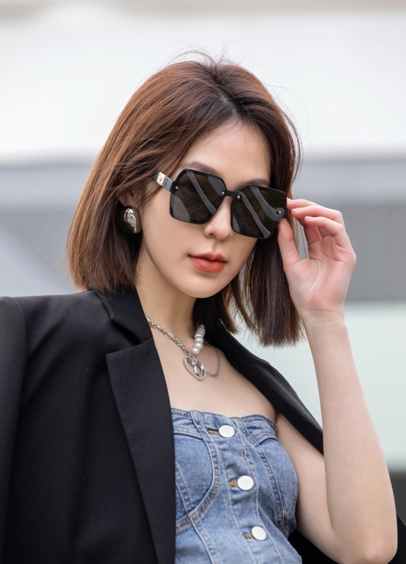 Женские солнцезащитные очки CHANEL с квадратной оправой