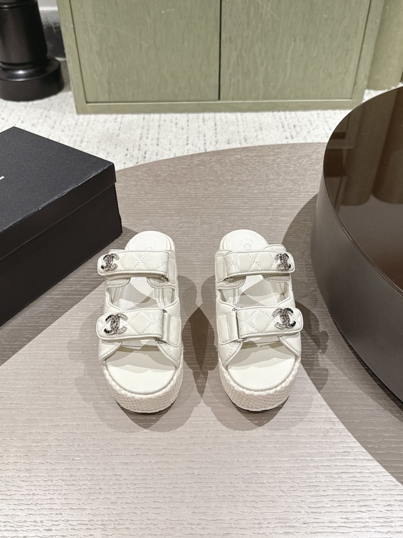 Белые сандалии на платформе с декоративными пряжками Chanel