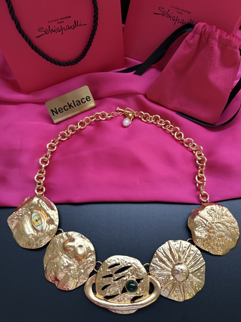Золотистое колье с декоративными элементами Schiaparelli