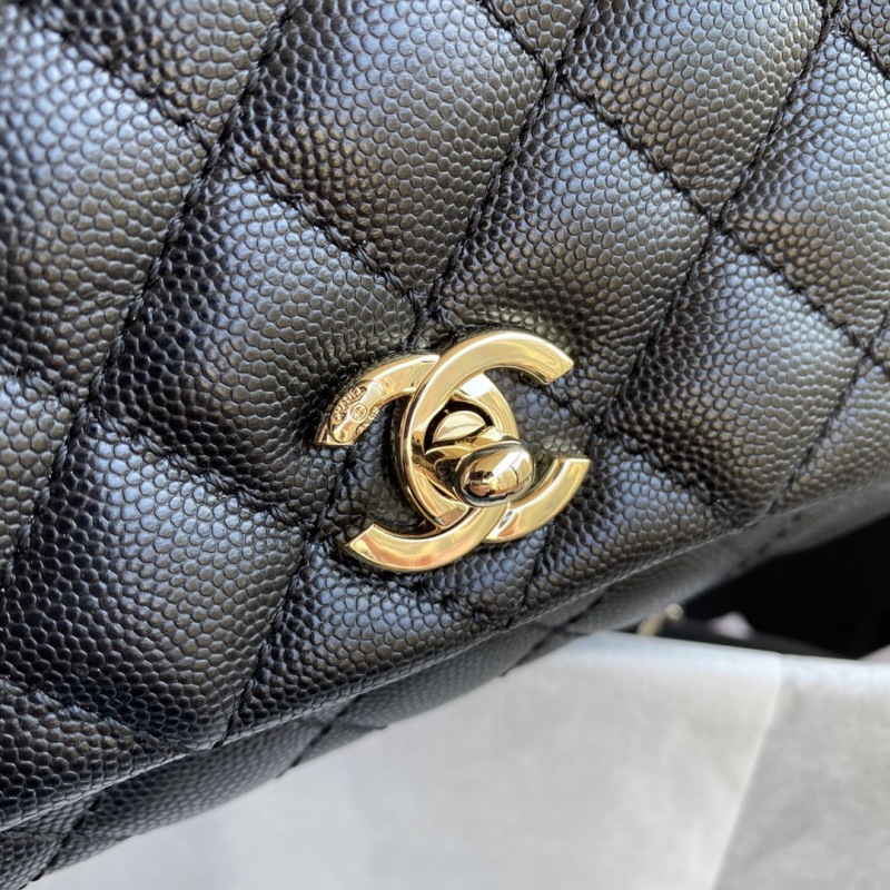 Черная сумка Chanel Coco Handle mini с золотым замком