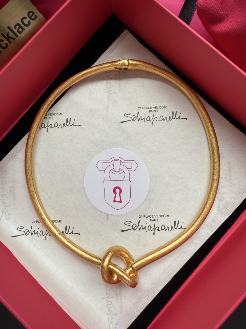 Золотистое колье с узлом Schiaparelli