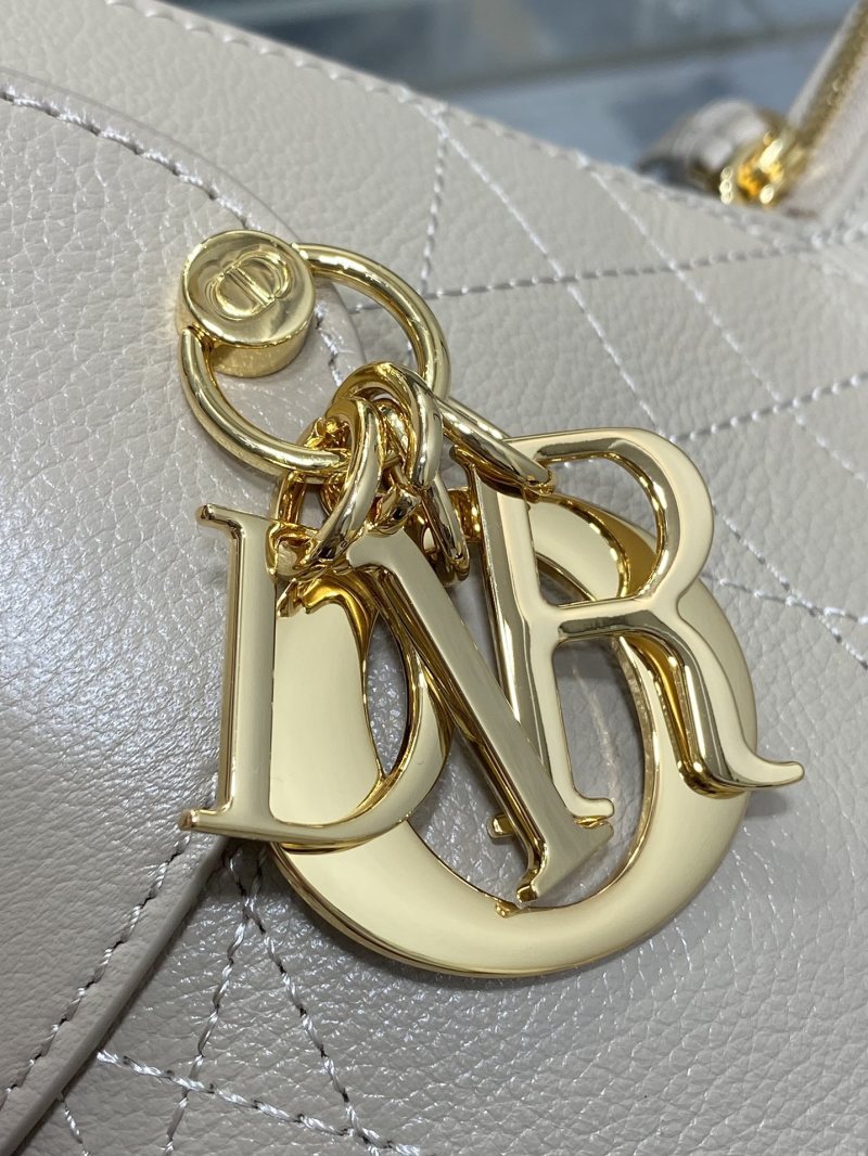 Женская сумка Dior бежевая с золотой фурнитурой