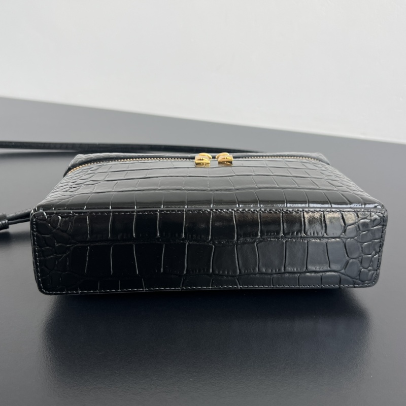 Косметичка Bottega Veneta из черной кожи с эффектом крокодила