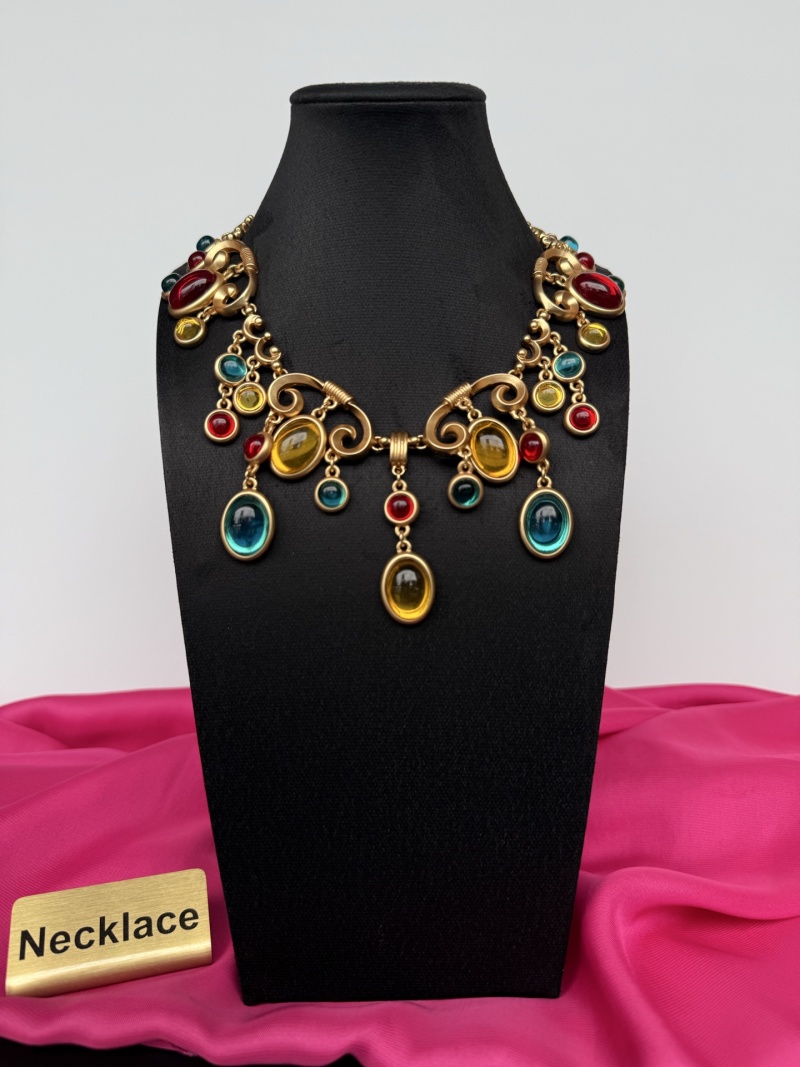 Нарядное колье с разноцветными камнями Schiaparelli
