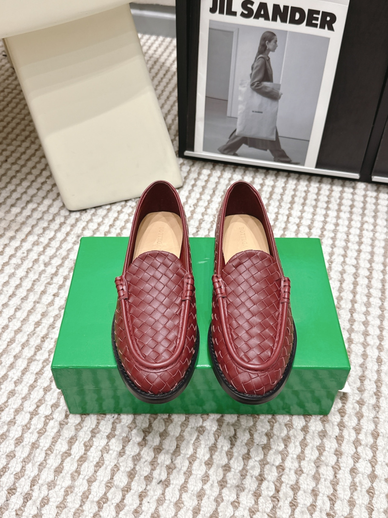 Женские плетёные лоферы Bottega Veneta цвета бордо