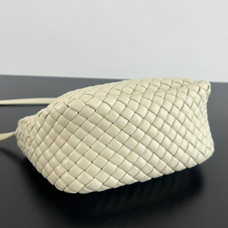 Женская плетеная сумка-клатч бежевого цвета Bottega Veneta