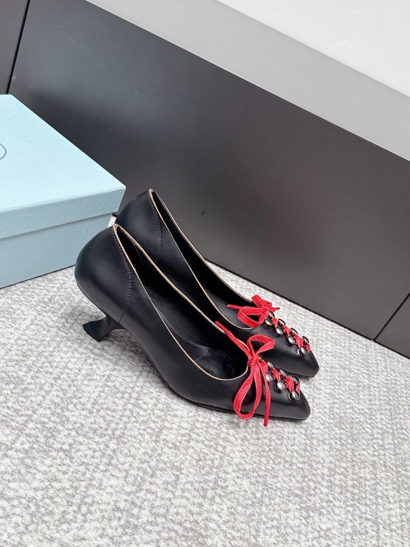 Черные женские туфли на каблуке с красными бантами Prada