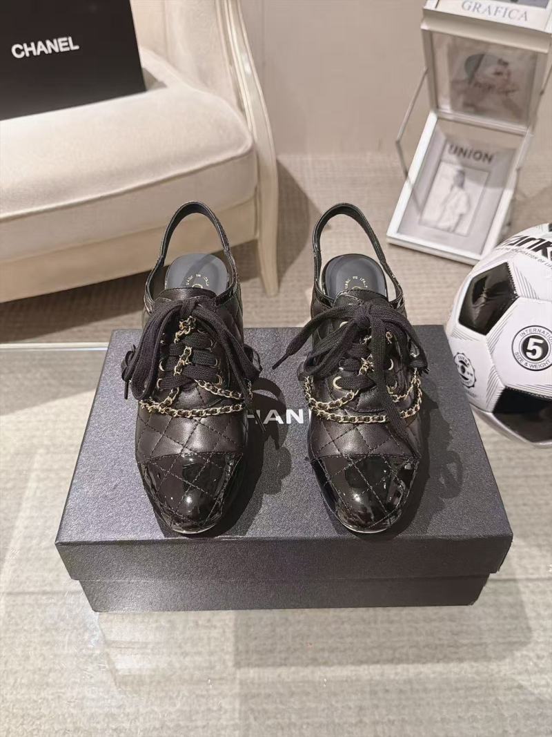 Женские туфли Chanel с логотипом и цепочками черного цвета