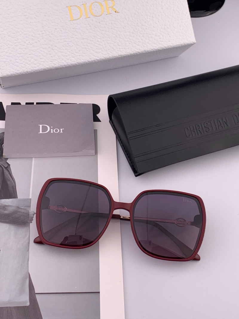 Солнечные очки в стильной оправе с поляризованными линзами Dior