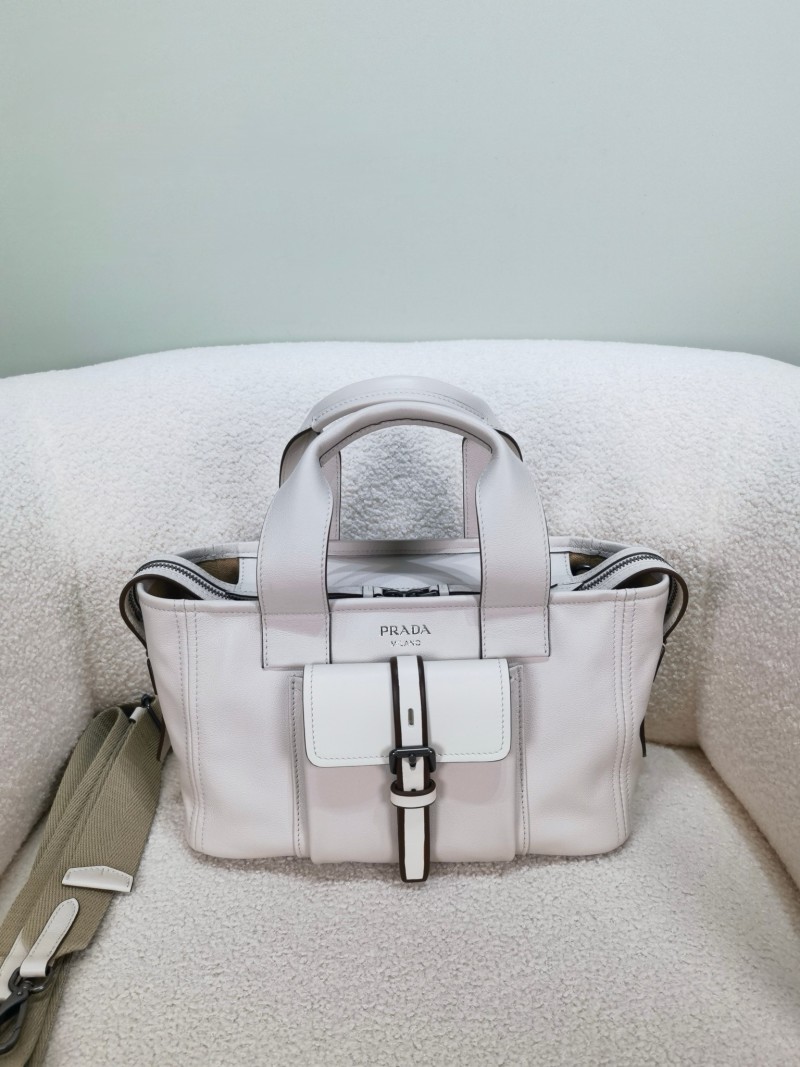 Сумка Prada с пряжкой