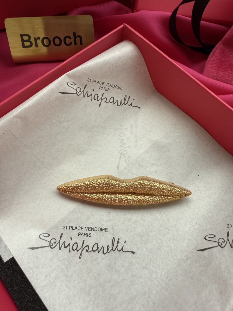 Брошь в виде губ Schiaparelli