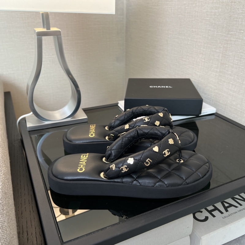 Женские шлёпанцы Chanel с логотипом и декоративными элементами