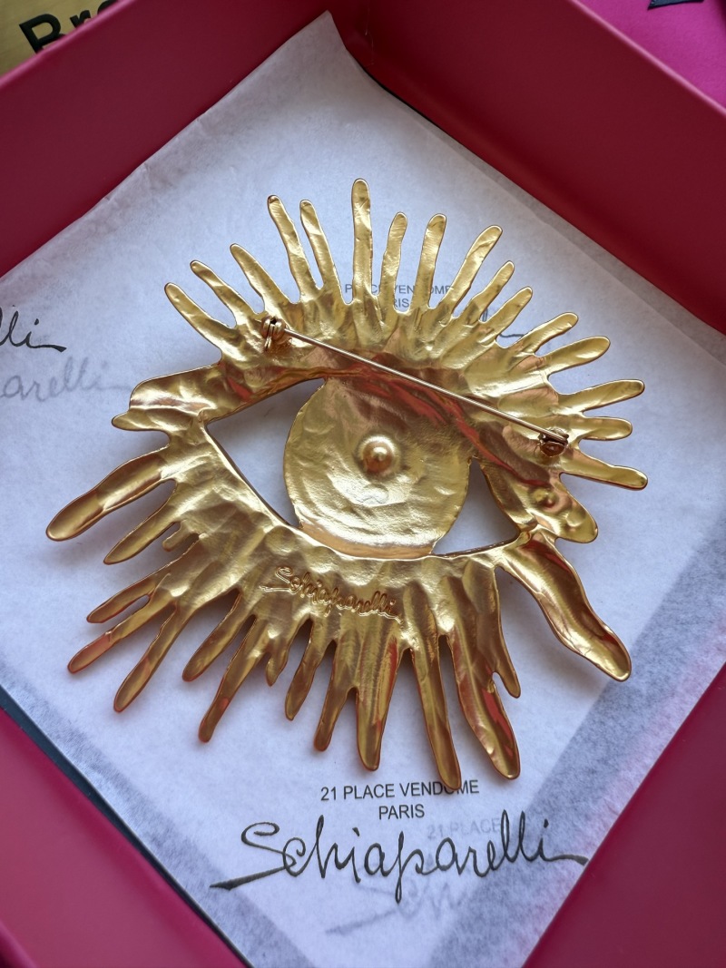 Брошь Schiaparelli в виде глаза