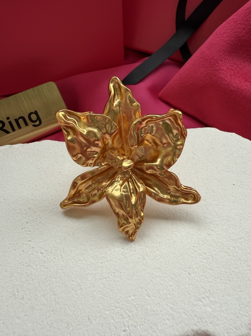 Золотистое кольцо в форме цветка Schiaparelli