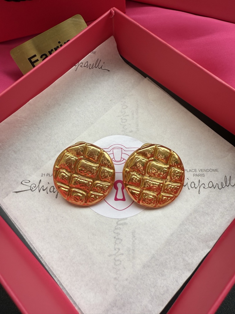 Золотистые серьги с рельефным узором Schiaparelli