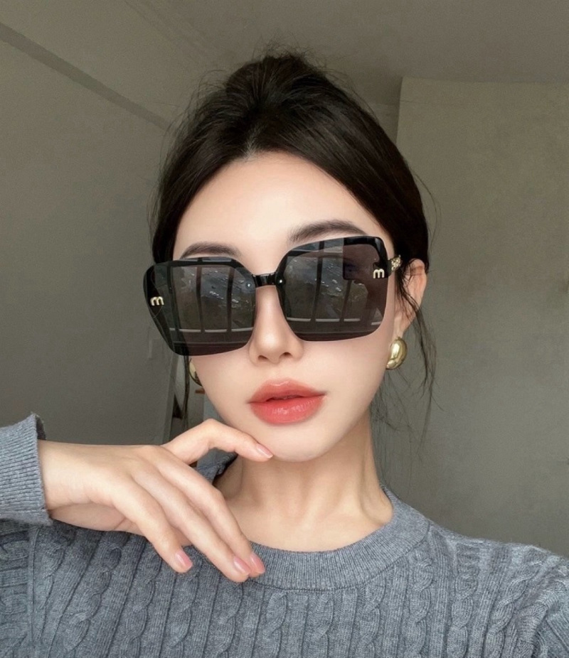 Солнечные очки Miu Miu M4304