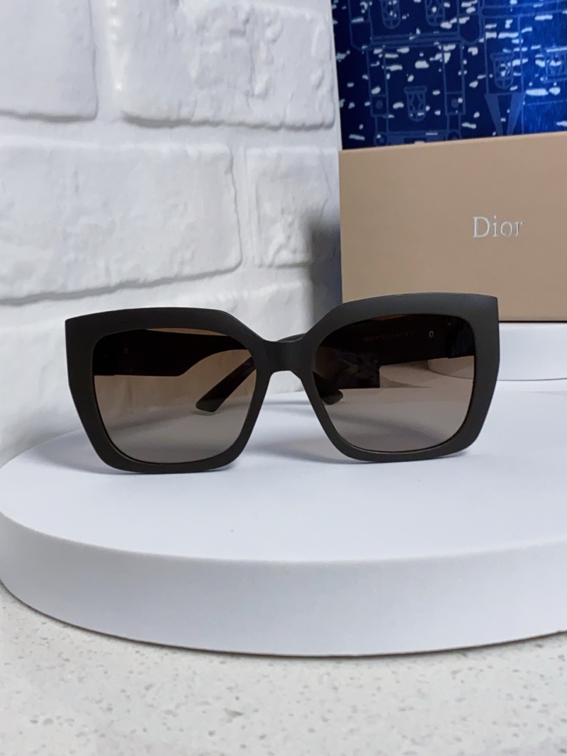 Солнцезащитные очки черные в крупной оправе с металлическим декором Dior