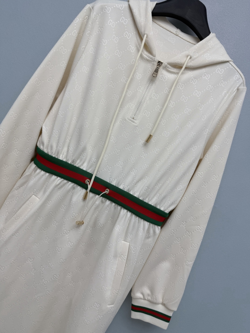Белое платье Gucci с тиснёным узором