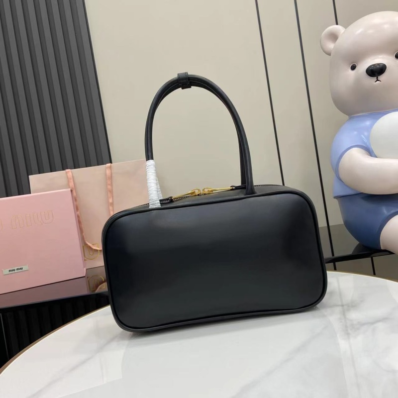 Черная кожаная сумка Miu Miu с ручками