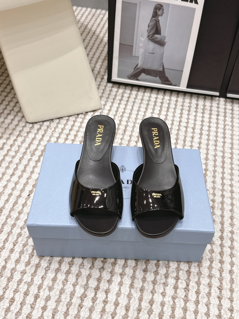 Сабо женские Prada черные лакированные