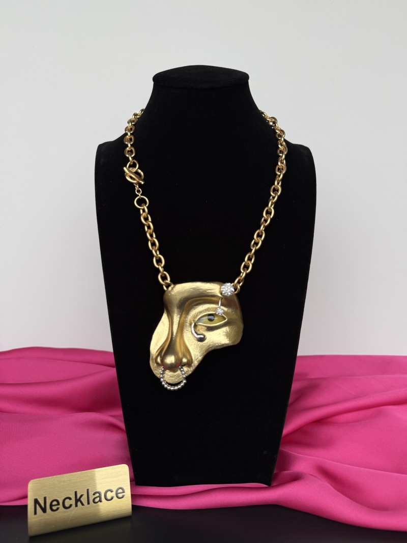 Золотистое колье с декоративным подвеском Schiaparelli
