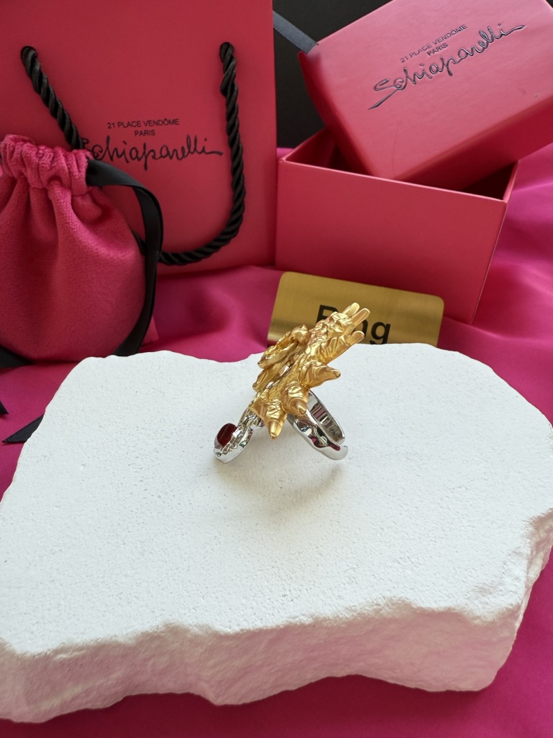 Кольцо с красным камнем и золотыми элементами Schiaparelli