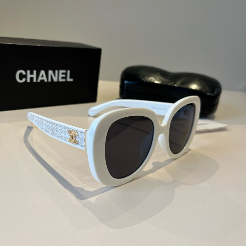 Белые солнцезащитные очки Chanel