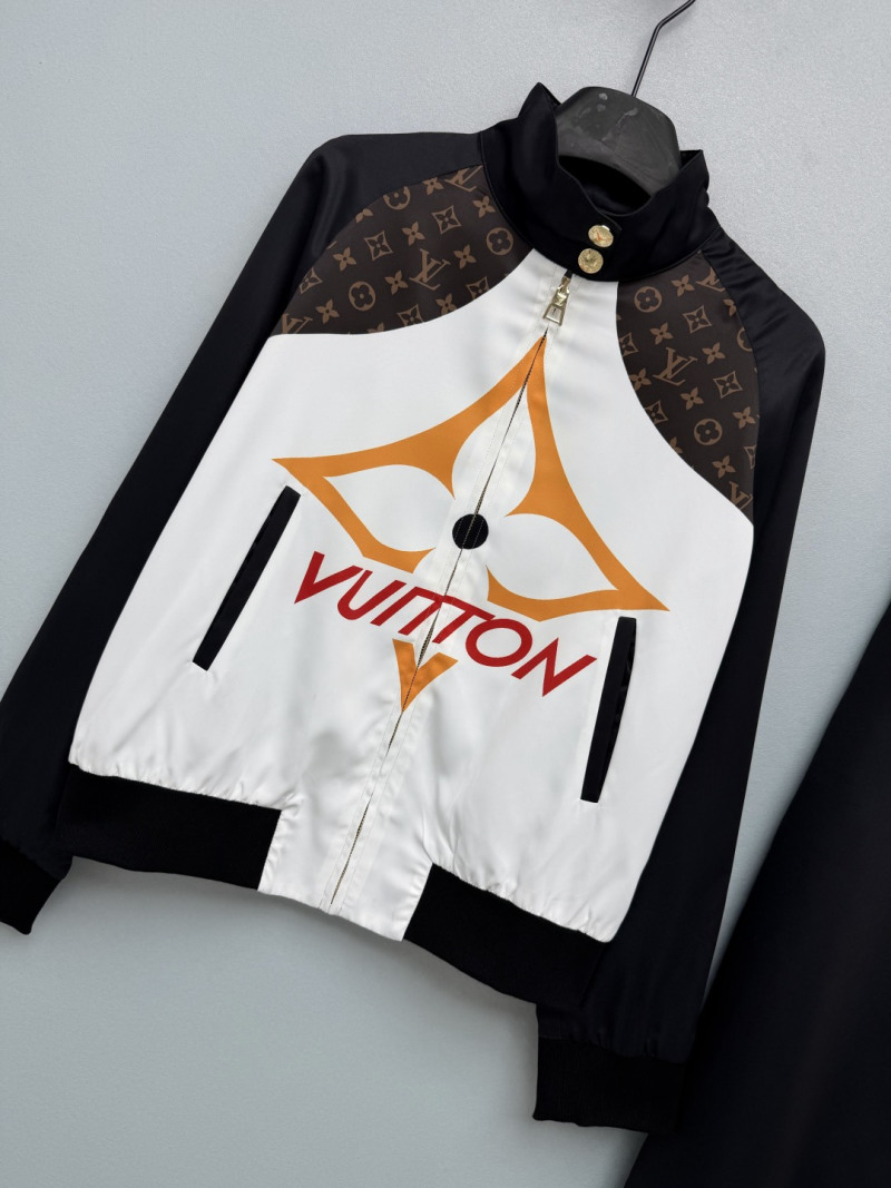 Костюм Louis Vuitton с логотипом