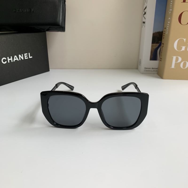 Солнцезащитные очки Chanel черные с декором