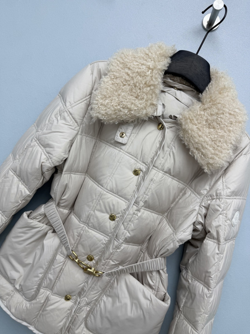 Пуховик Moncler с меховым воротником