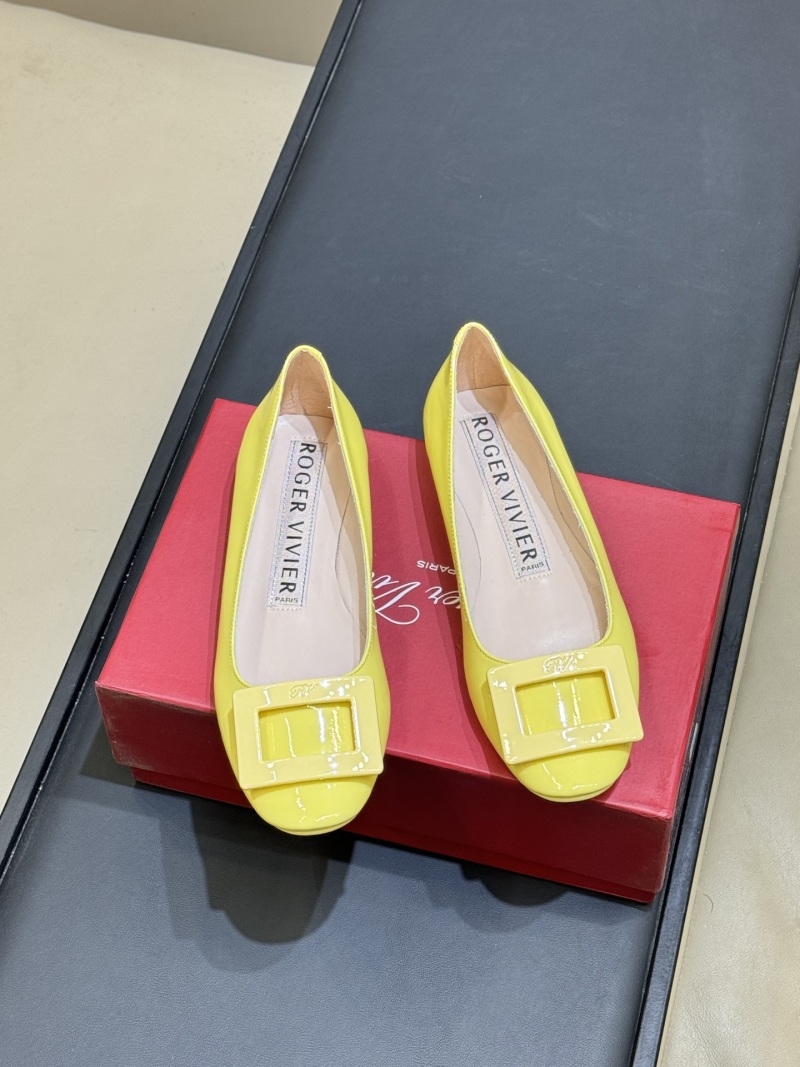Розовые балетки с квадратной пряжкой Roger Vivier
