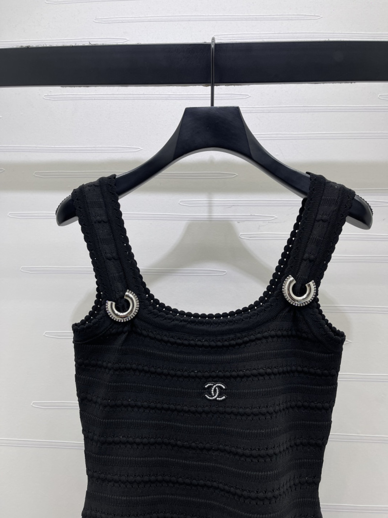 Чёрное вязаное платье-сарафан с металлическими кольцами Chanel