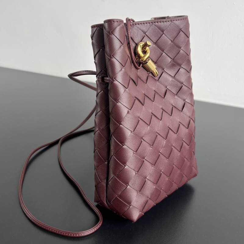 Вертикальная сумка-клатч в технике плетения Bottega Veneta