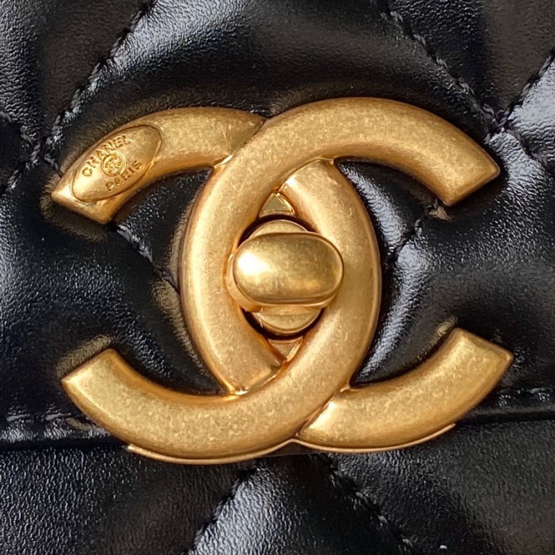 Черная стеганая сумка Chanel с золотой фурнитурой
