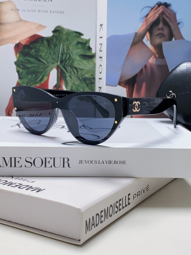 Солнцезащитные очки Chanel овальные черные