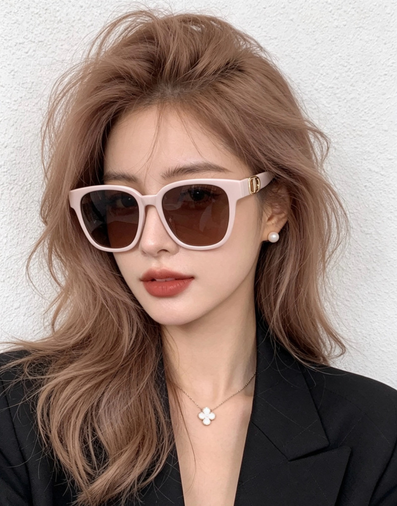 Женские солнцезащитные очки в квадратной оправе Dior