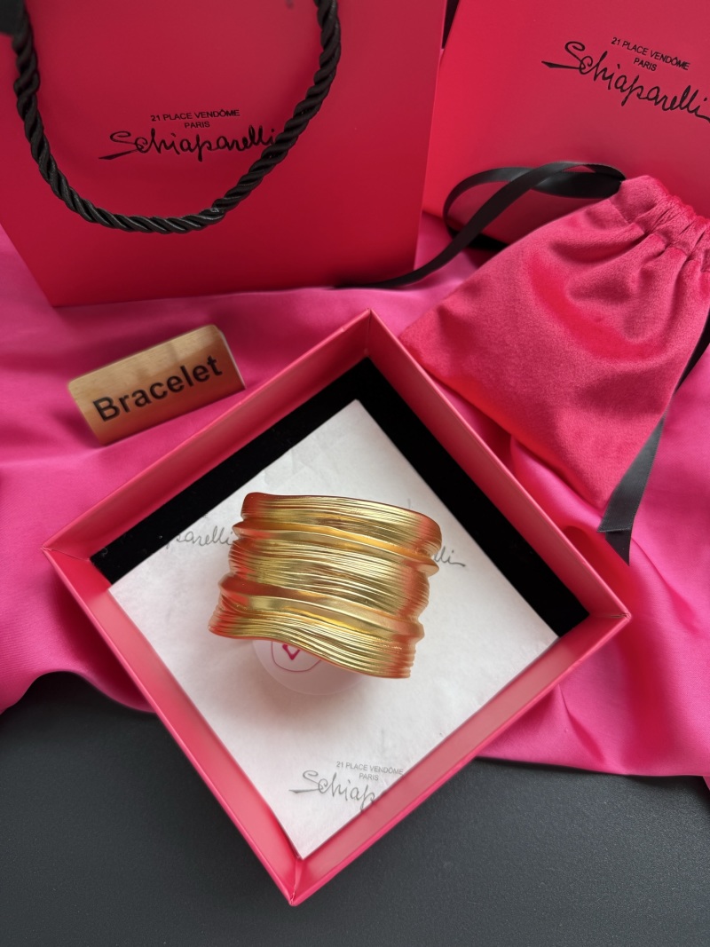 Золотистый браслет Schiaparelli